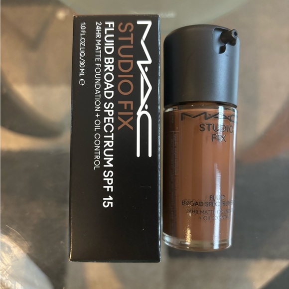 MAC Studio Fix Foundation - NW60 - Picture 1 of 3